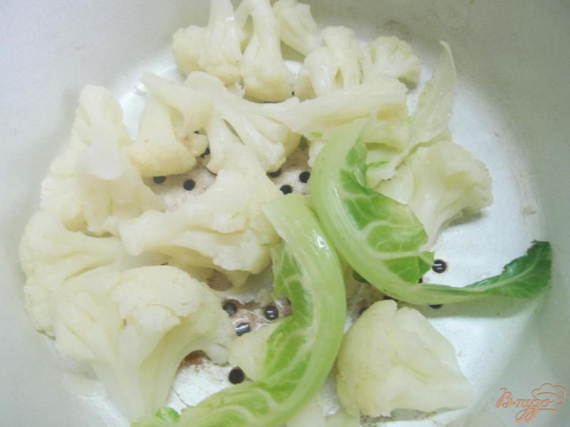 Фото приготовление рецепта: Теплый салат из цветной капусты с творогом шаг №2