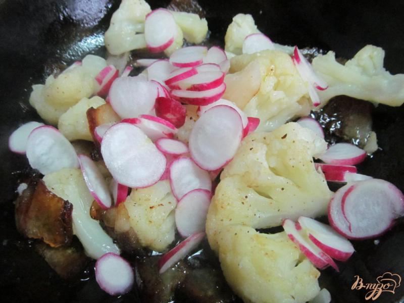 Фото приготовление рецепта: Теплый салат из цветной капусты с творогом шаг №5