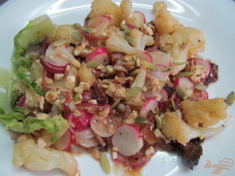 Фото приготовление рецепта: Теплый салат из цветной капусты с творогом шаг №7