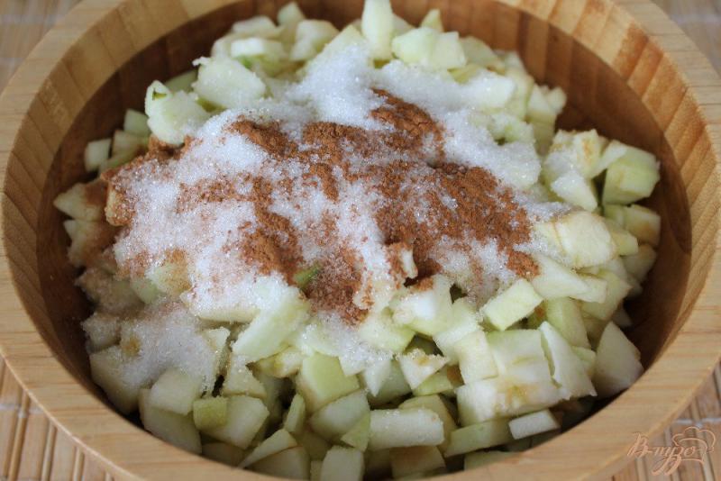Фото приготовление рецепта: Дрожжевой пирог с яблоками и корицей шаг №6