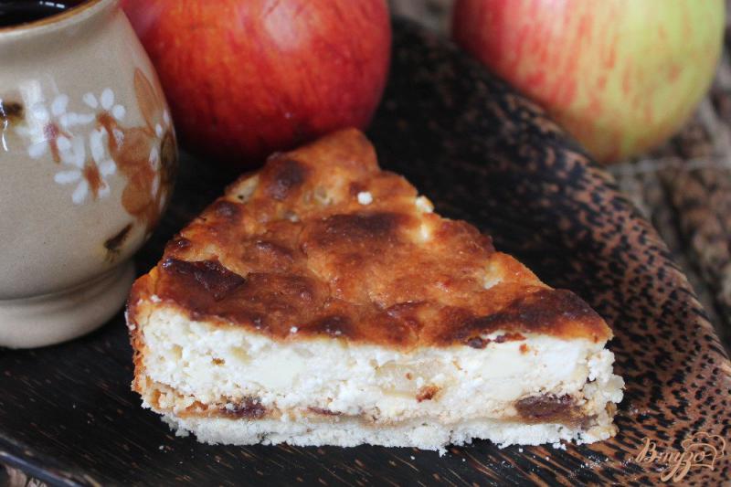 Фото приготовление рецепта: Творожный пирог с финиками и яблоком шаг №7