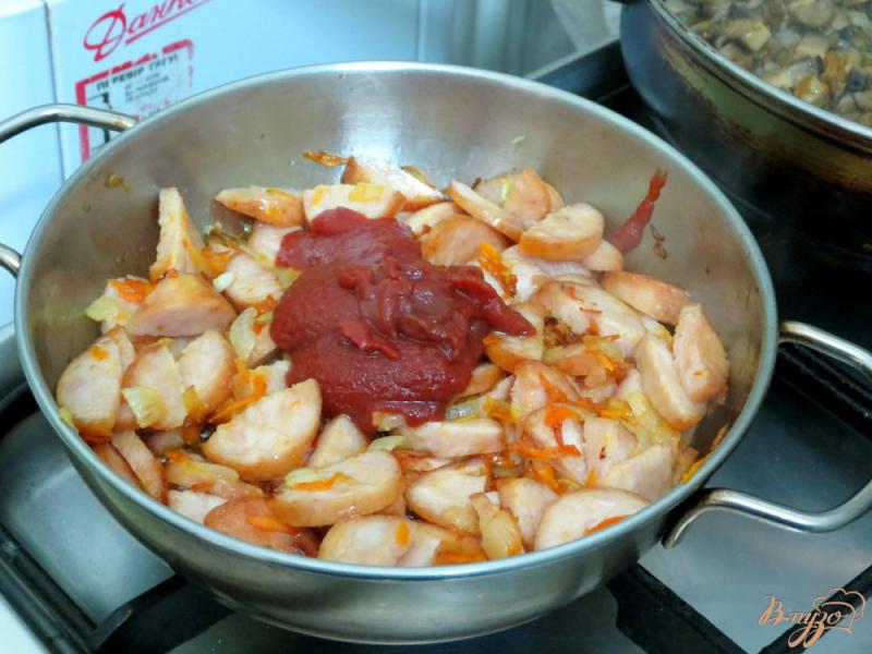Фото приготовление рецепта: Суп с колбасой и солёными огурцами шаг №5