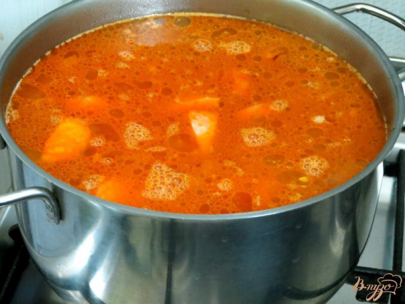 Фото приготовление рецепта: Суп с колбасой и солёными огурцами шаг №6