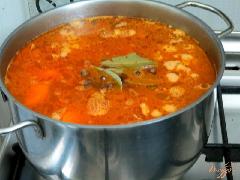 Фото приготовление рецепта: Суп с колбасой и солёными огурцами шаг №7