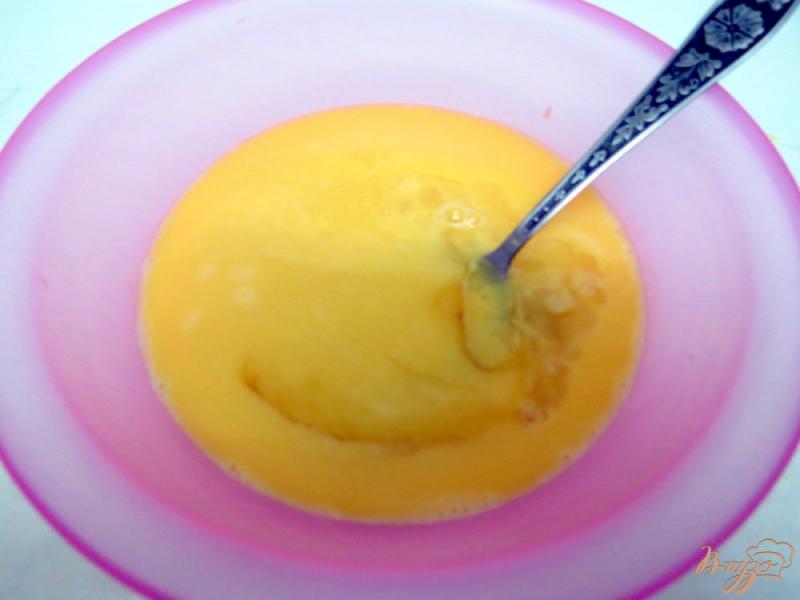 Фото приготовление рецепта: Японский сладкий омлет (Тамаго-яки) шаг №5