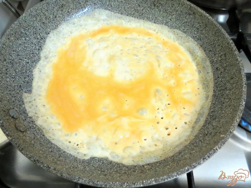 Фото приготовление рецепта: Японский сладкий омлет (Тамаго-яки) шаг №6