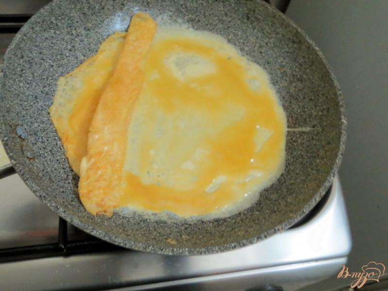 Фото приготовление рецепта: Японский сладкий омлет (Тамаго-яки) шаг №8