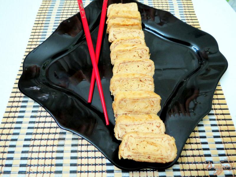 Фото приготовление рецепта: Японский сладкий омлет (Тамаго-яки) шаг №10
