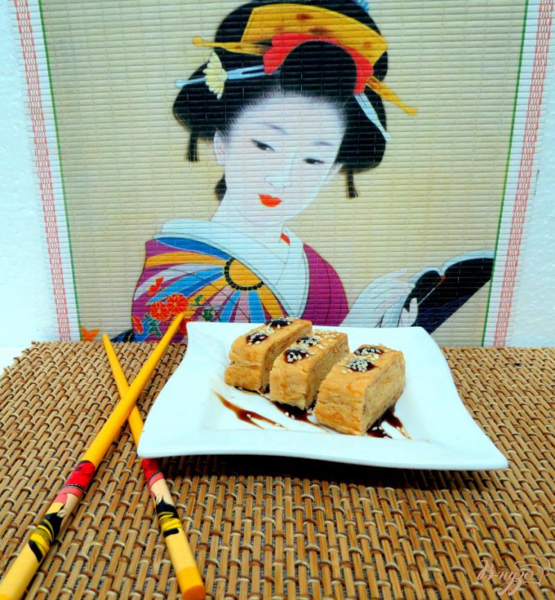 Фото приготовление рецепта: Японский сладкий омлет (Тамаго-яки) шаг №11