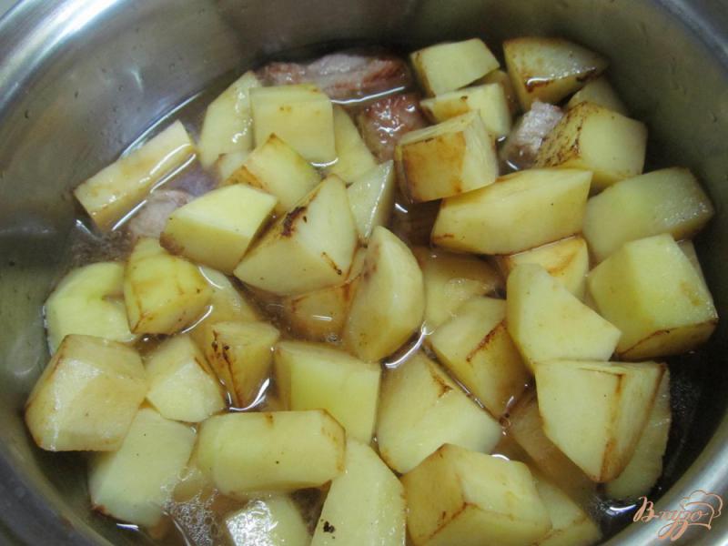 Фото приготовление рецепта: Тушенное мясо с фасолью и картофелем шаг №3