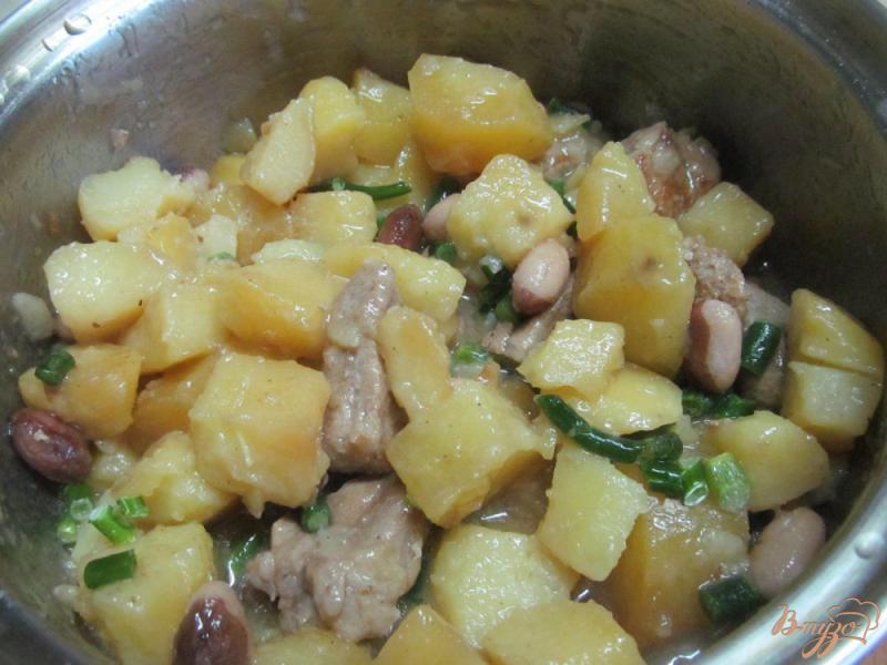 Фото приготовление рецепта: Тушенное мясо с фасолью и картофелем шаг №4