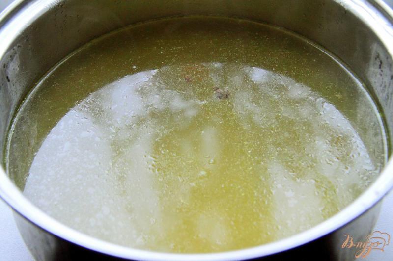 Фото приготовление рецепта: Легкий куриный суп с сырными клецками шаг №1