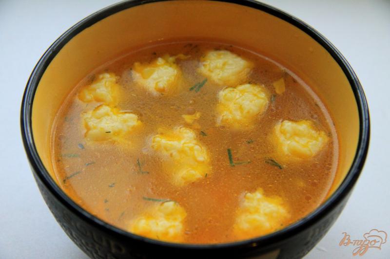 Фото приготовление рецепта: Легкий куриный суп с сырными клецками шаг №8
