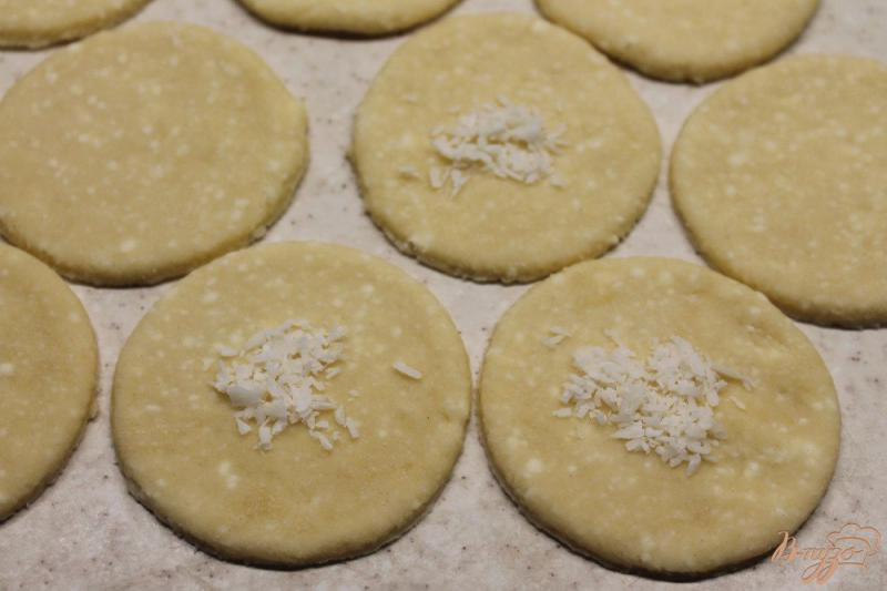 Фото приготовление рецепта: Творожное печенье с кокосовой стружкой шаг №5