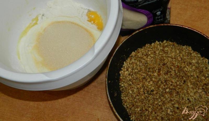 Фото приготовление рецепта: Грушевый пирог с грецкими орехами шаг №4
