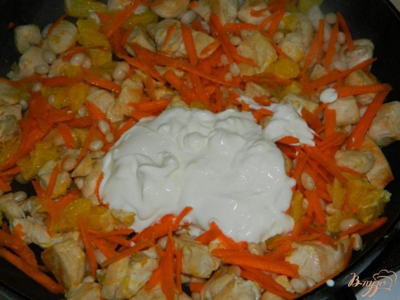 Фото приготовление рецепта: Курица с фасолью в апельсиновом соусе шаг №4
