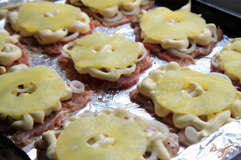 Фото приготовление рецепта: Отбивные с ананасами и сыром из свинины шаг №5