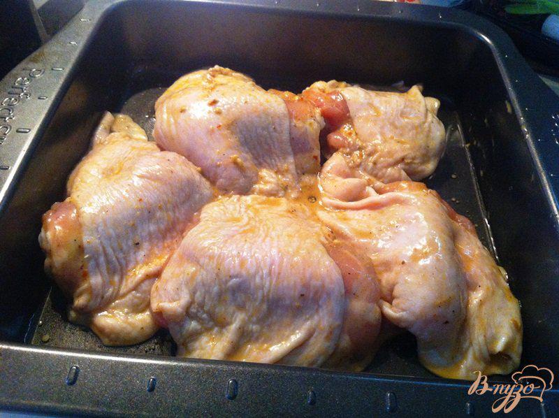 Фото приготовление рецепта: Остро-сладкие куриные бедрышки шаг №4