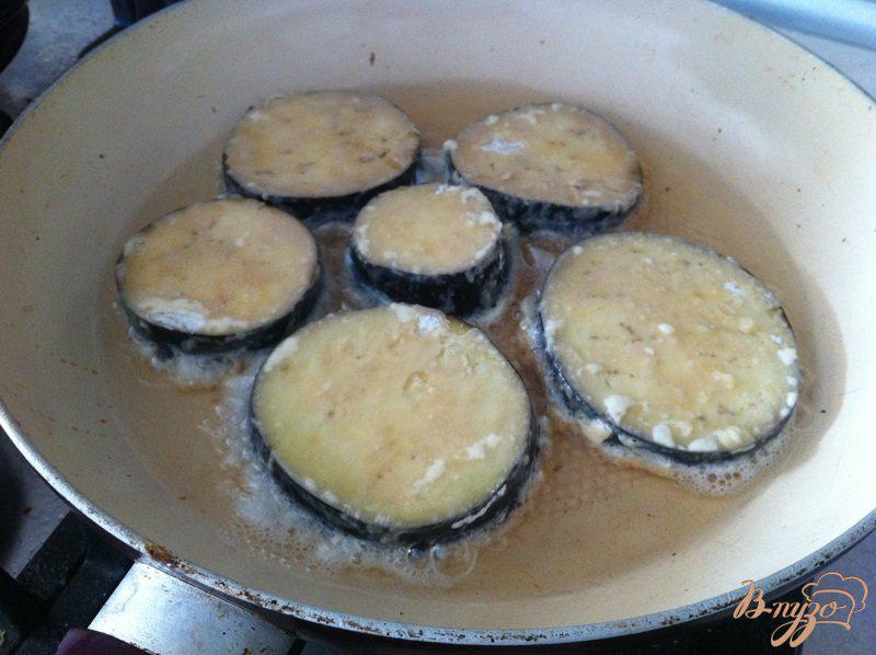 Фото приготовление рецепта: Баклажаны жаренный с чесночным соусом шаг №7