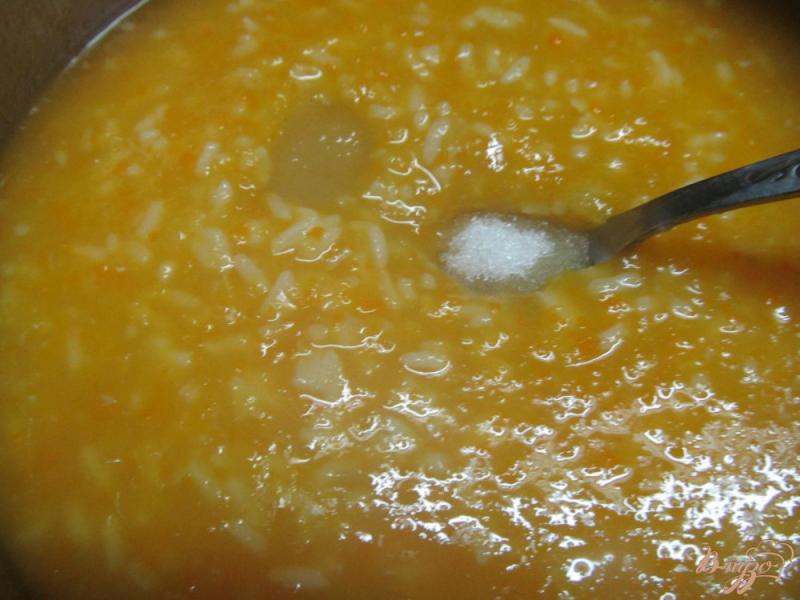 Фото приготовление рецепта: Рисовая каша с тыквой и мандарином шаг №4