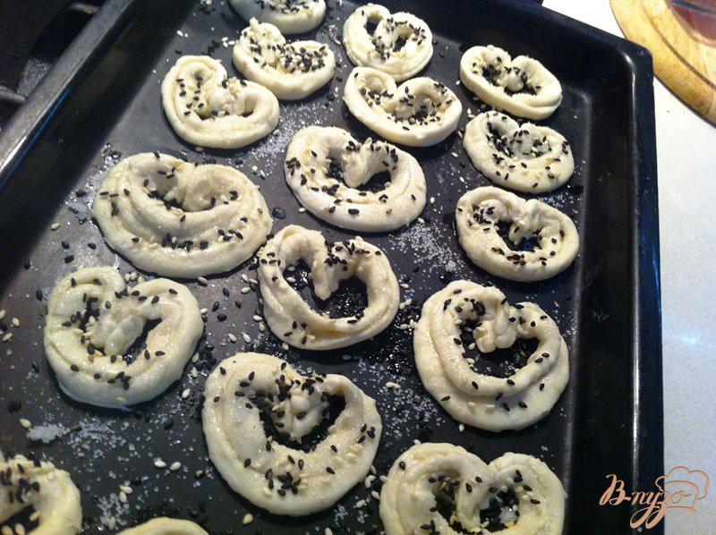 Фото приготовление рецепта: Слоеное печенье с кунжутом шаг №3