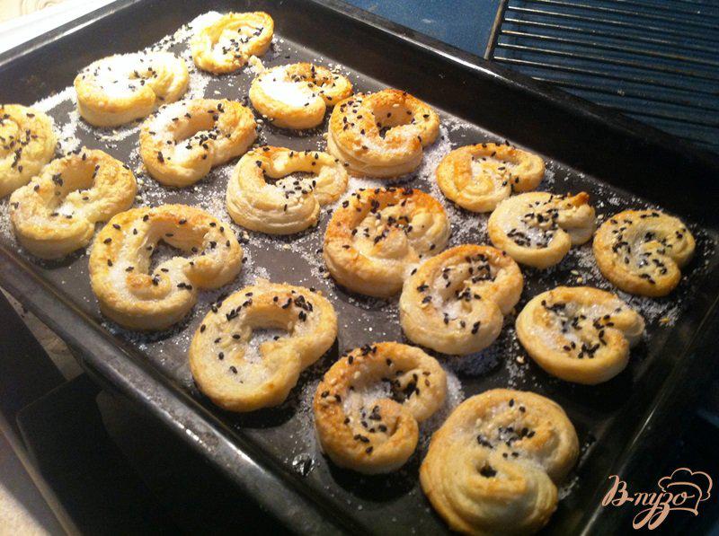 Фото приготовление рецепта: Слоеное печенье с кунжутом шаг №4