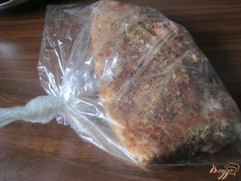 Фото приготовление рецепта: Свиной окорок, запеченный в пакете шаг №2
