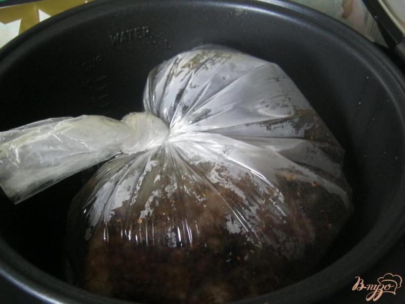 Фото приготовление рецепта: Свиной окорок, запеченный в пакете шаг №4