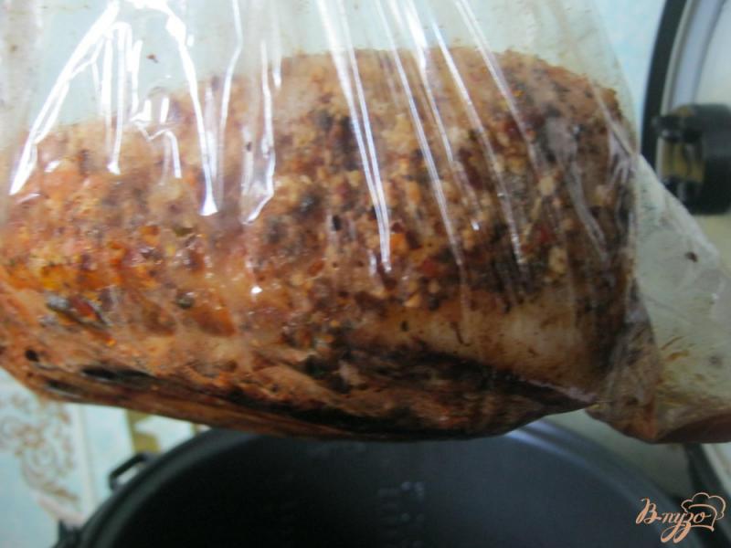 Фото приготовление рецепта: Свиной окорок, запеченный в пакете шаг №5