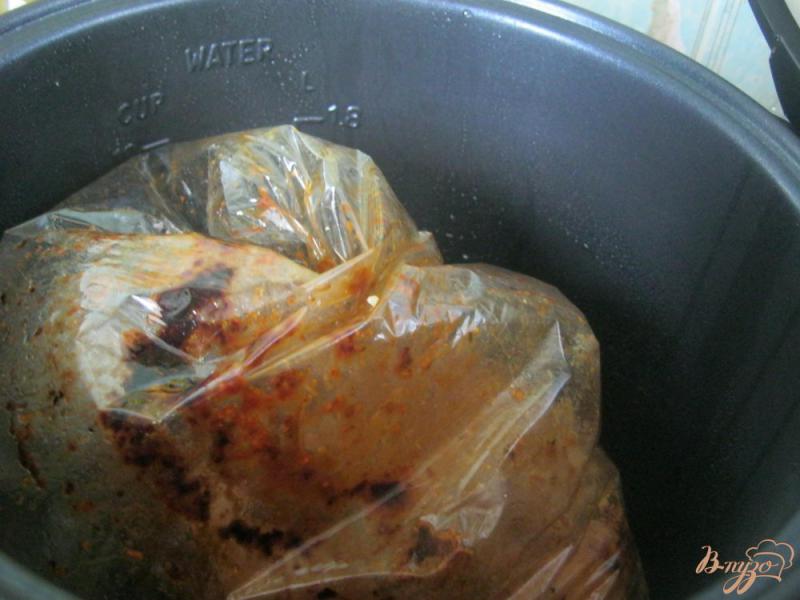 Фото приготовление рецепта: Свиной окорок, запеченный в пакете шаг №6