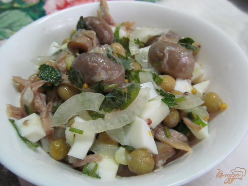 Фото приготовление рецепта: Мясной салат с маринованными грибами шаг №4