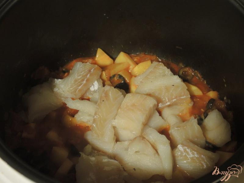 Фото приготовление рецепта: Томатный суп с треской в мультиварке шаг №7