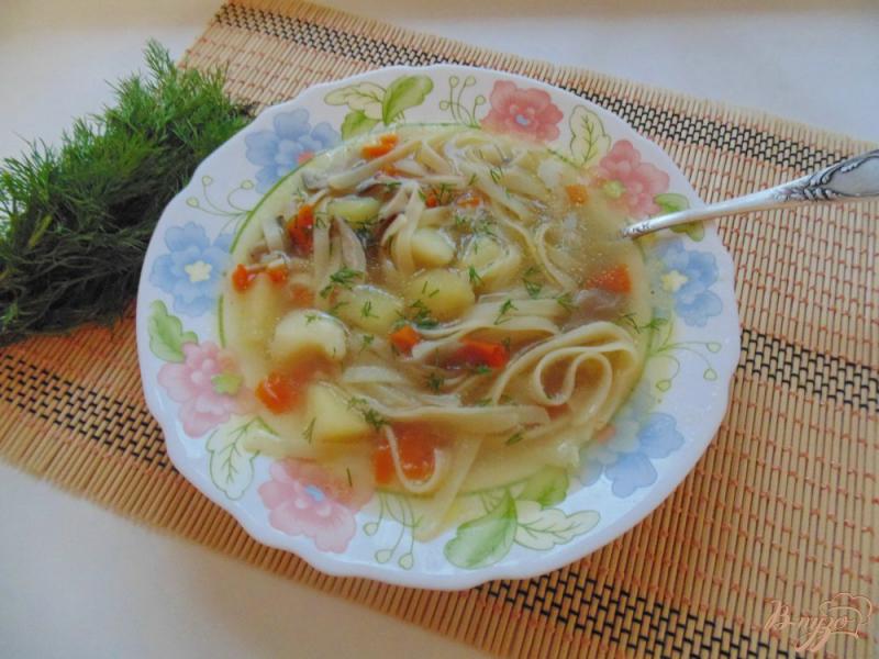 Фото приготовление рецепта: Суп с лапшой и вешенками шаг №8