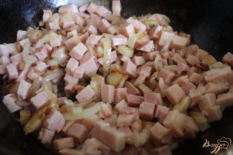 Фото приготовление рецепта: Горячий салат из молодого картофеля с ветчиной и фасолью шаг №2