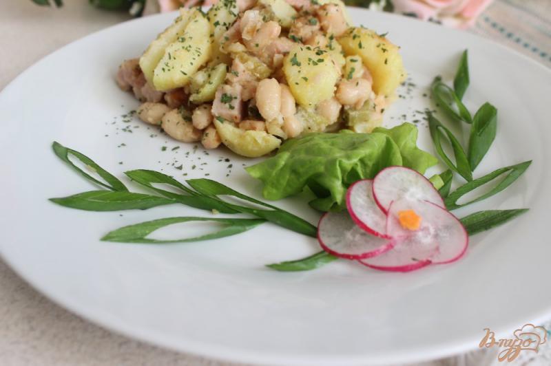 Фото приготовление рецепта: Горячий салат из молодого картофеля с ветчиной и фасолью шаг №6