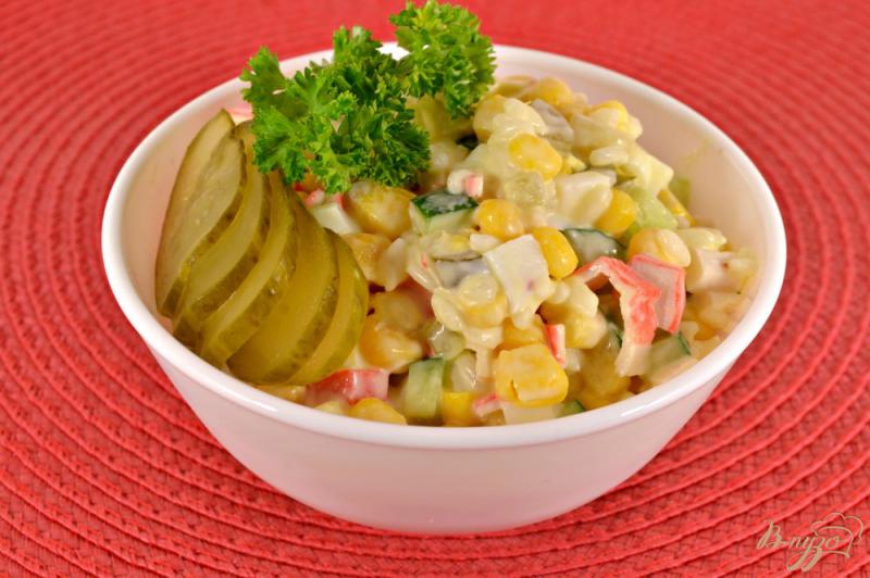 Фото приготовление рецепта: Крабовый салат с маринованным огурцом шаг №5