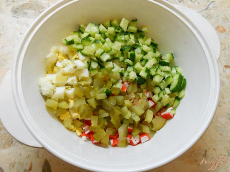 Фото приготовление рецепта: Крабовый салат с маринованным огурцом шаг №2