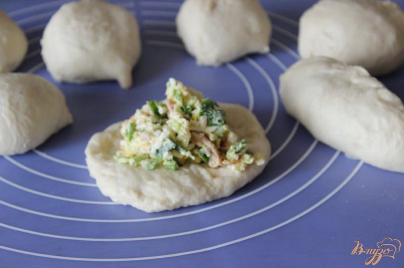 Фото приготовление рецепта: Жареные пирожки с яйцом, зеленым луком и копченой курицей шаг №3