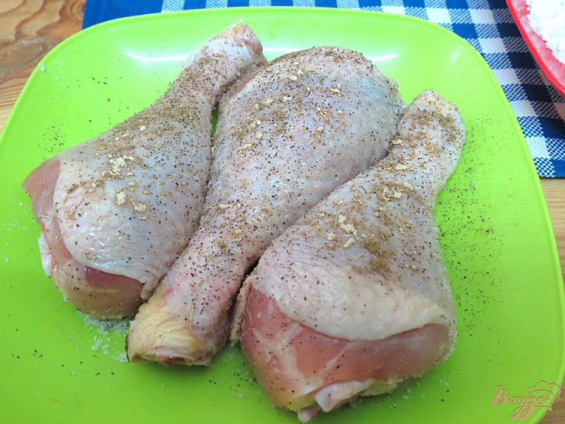 Фото приготовление рецепта: Жареные куриные голени в хрустящей панировке шаг №2