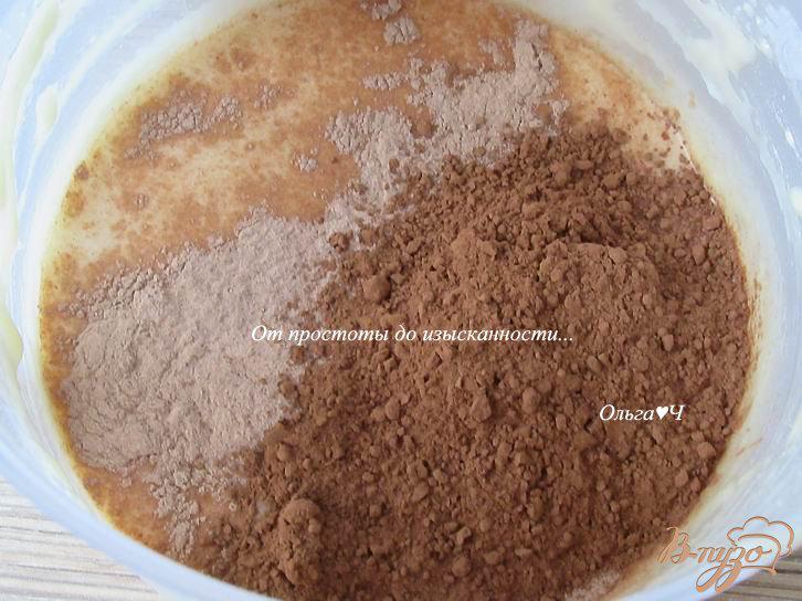 Фото приготовление рецепта: Шоколадно-творожный кекс с вишней  и апельсиновой цедрой шаг №4