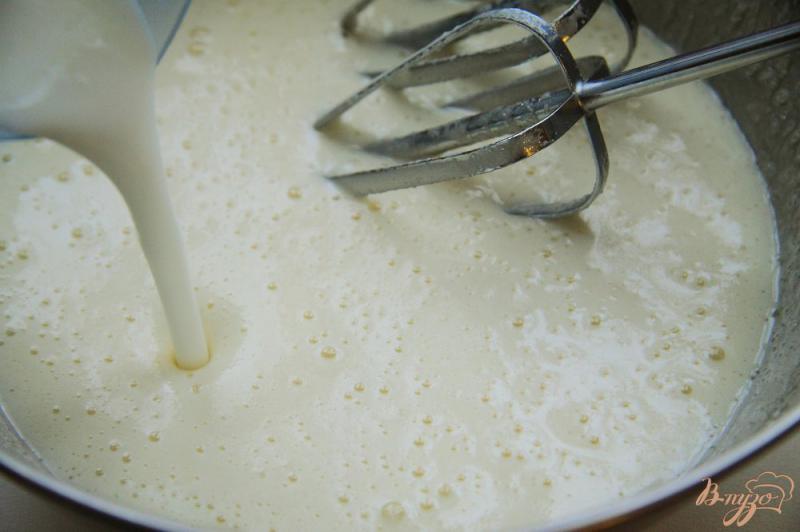 Фото приготовление рецепта: Медовый пирог на кефире шаг №3
