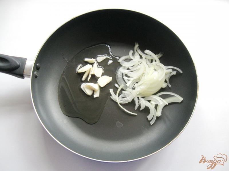 Фото приготовление рецепта: Тушеная капуста с грибами и маринованными огурцами шаг №4