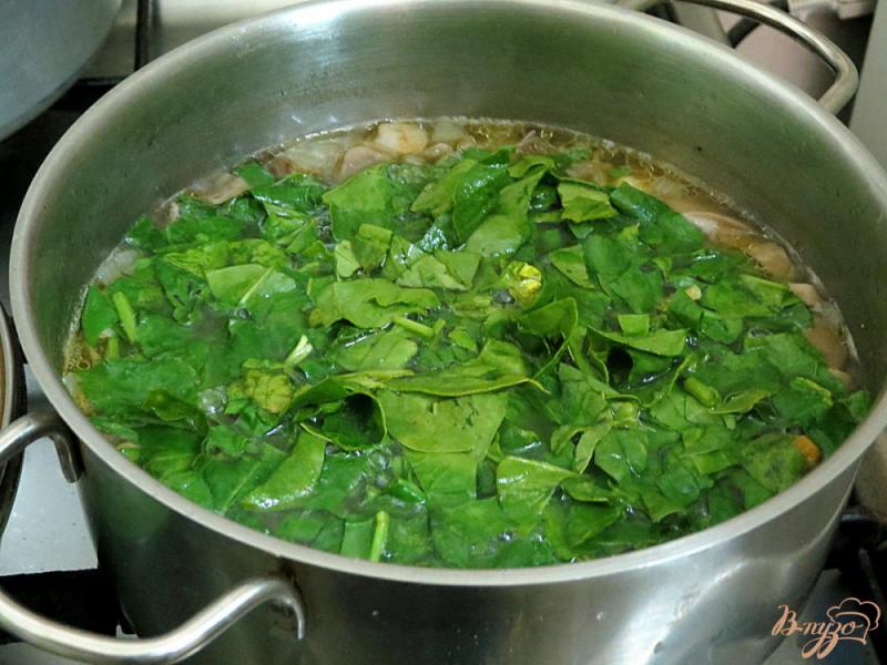 Фото приготовление рецепта: Суп с лесными вешенками и шпинатом. шаг №8