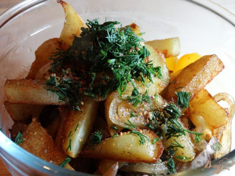 Фото приготовление рецепта: Салат с жареным картофелем, шампиньонами, перцем шаг №6
