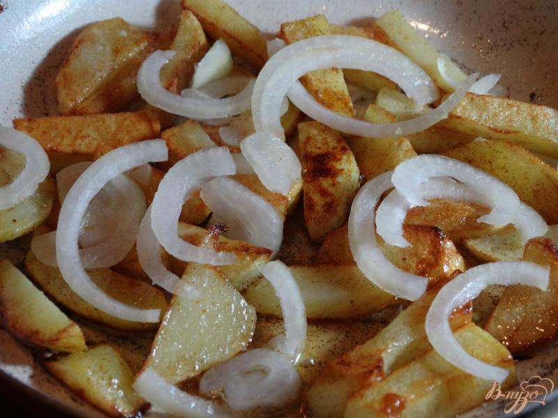 Фото приготовление рецепта: Салат с жареным картофелем, шампиньонами, перцем шаг №2
