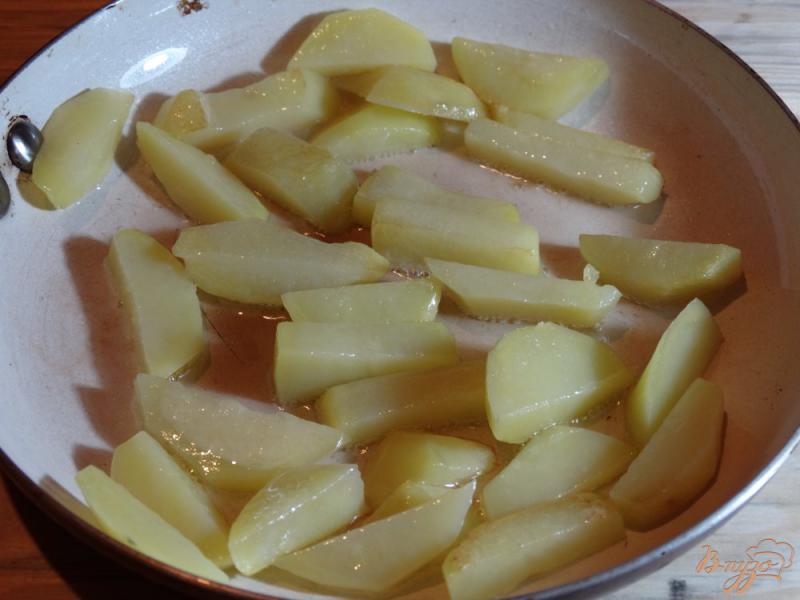 Фото приготовление рецепта: Салат с жареным картофелем, шампиньонами, перцем шаг №1