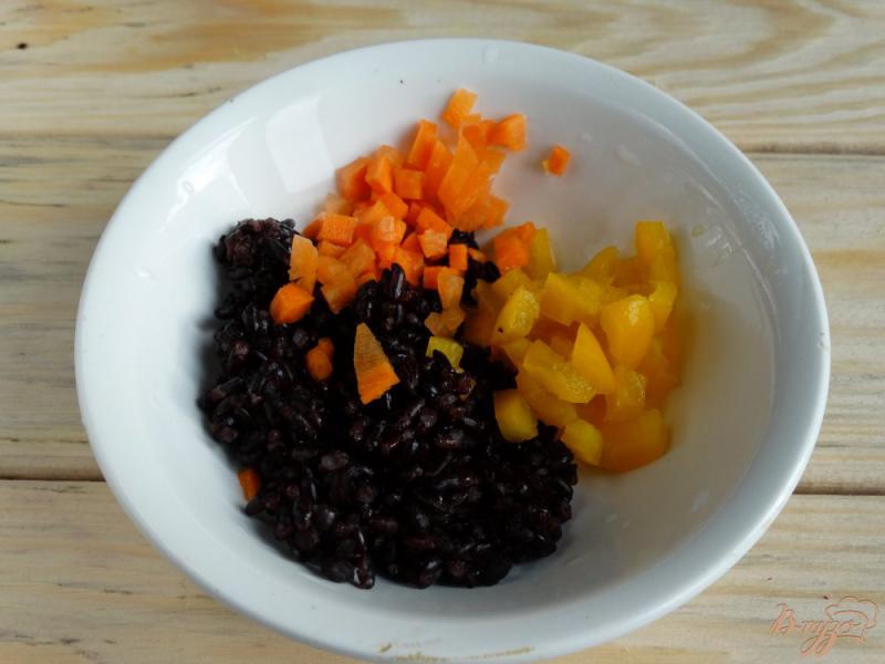 Фото приготовление рецепта: Морской окунь запеченный с черным рисом и овощами шаг №1