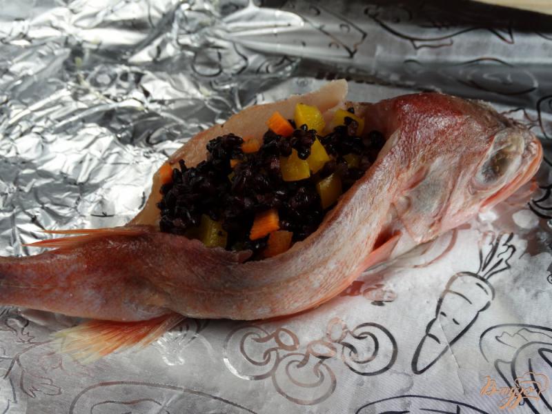 Фото приготовление рецепта: Морской окунь запеченный с черным рисом и овощами шаг №3