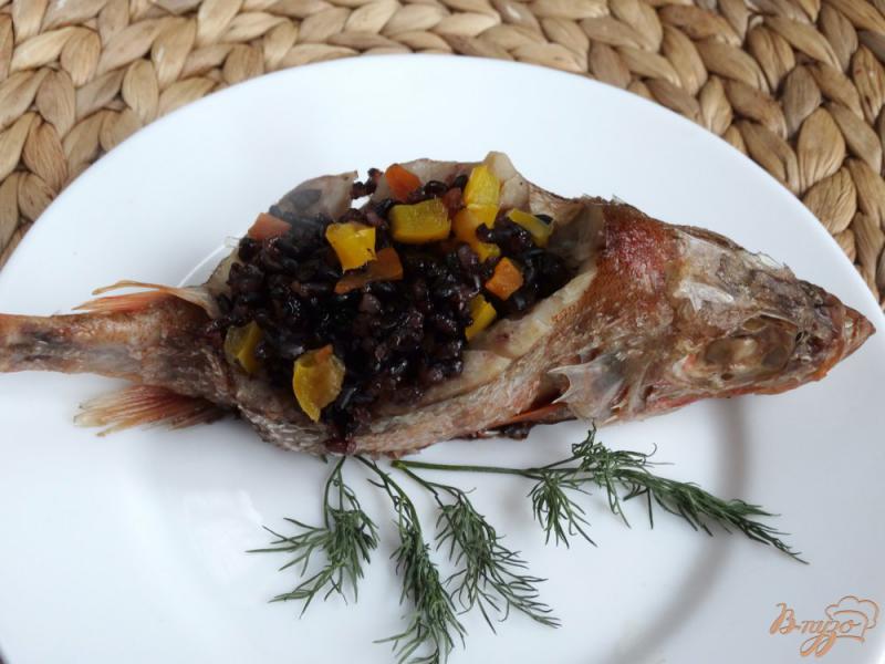 Фото приготовление рецепта: Морской окунь запеченный с черным рисом и овощами шаг №5