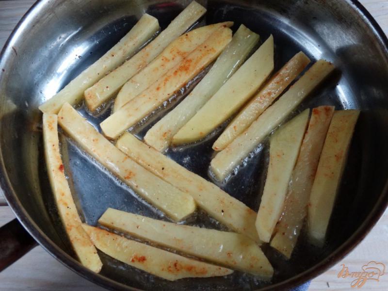 Фото приготовление рецепта: Картофель фри без фритюрницы шаг №3